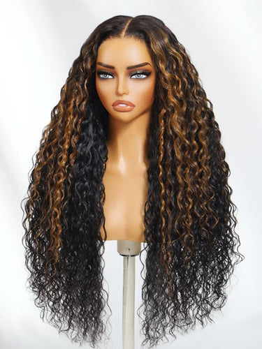 Perruque noire ondulée en dentelle 7x5 avec reflets brun doré et noir naturel, densité 150 %. Look plage parfait pour l'été.