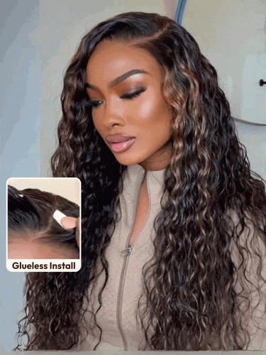 Perruque noire ondulée en dentelle 7x5 avec reflets brun doré et noir naturel, densité 150 %. Look plage parfait pour l'été.